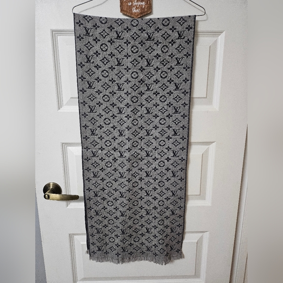 Louis Vuitton Monogram Classic Scarf - Picture 1 of 6